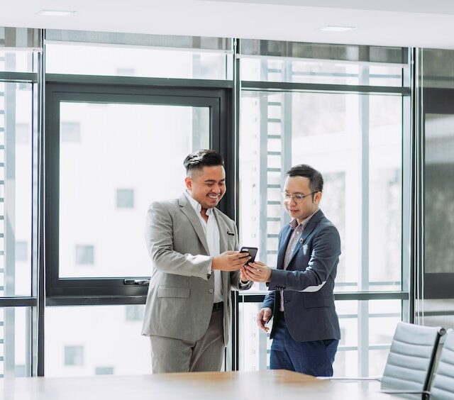 Dirigeant d'entreprise prenant contact avec la socièté Axal Performances afin de réaliser un devis pour une demande de formation
