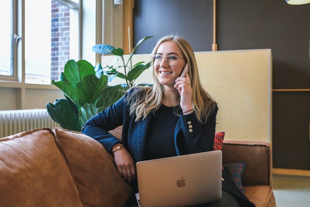 Dirigeant d'entreprise prenant contact avec la socièté Axal Performances afin de réaliser un devis pour une demande de formation.